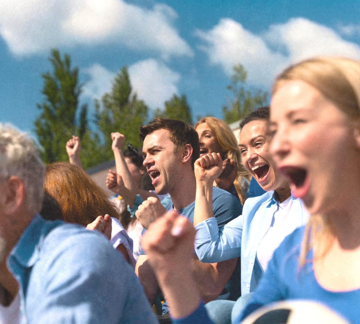 Collaborateurs en train d'encourager leur équipe lors d'olympiades d'entreprise