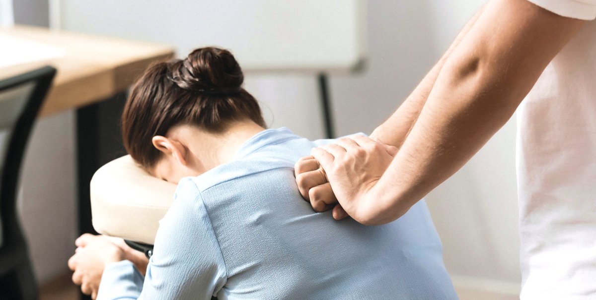 Séance de massage assis sur chaise au bureau