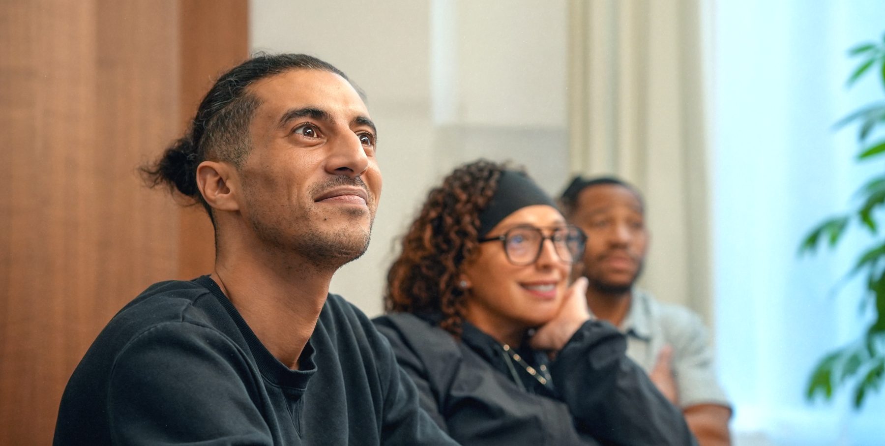 Collaborateurs attentifs lors d'une conférence en entreprise